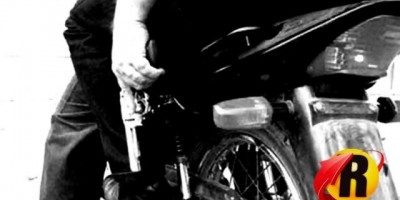 Mulher é assaltada na frente de casa em Rolim de Moura e bandidos levam R$ 5 mil reais