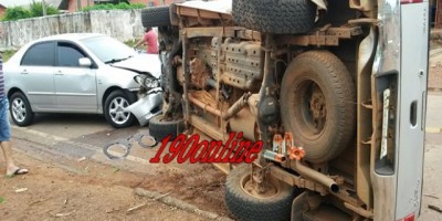 Alta Floresta -  Camionete capota após colidir com veículo, por sorte ninguém se feriu