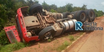 Acidente grave na BR-364 envolvendo carreta carregada com madeiras deixa condutor ferido