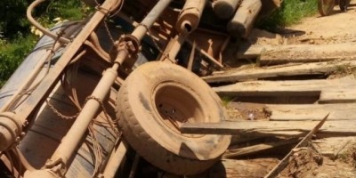 Nova Brasilândia- Caminhão tanque carregado de leite cai dentro de rio ao passar em ponte na Zona Rural