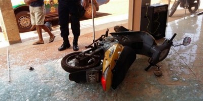 Motociclista colide em vidraça de loja no centro de São Francisco do Guaporé - VÍDEO