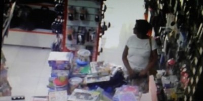 Ouro Preto -  Mulher furta tablet em livraria e esconde por baixa da saia - Vídeo