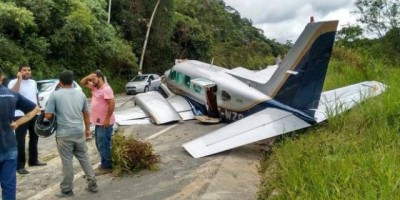 Brasil - Bimotor sofre pane e faz pouso forçado no interior de SP; Vídeo
