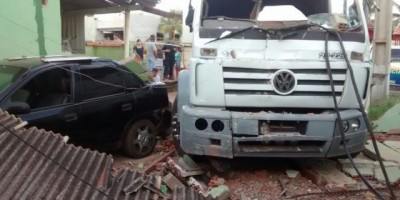 Rolim de Moura -  Caminhão  atinge duas residências no Centro da cidade
