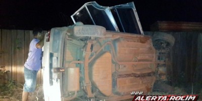 Rolim de Moura - Condutora perde o controle da direção e tomba veículo na Avenida Morumbi