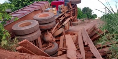 Rolim de Moura -  Caminhão basculante cai em córrego após ponte ceder 