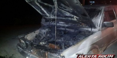 Rolim de Moura -  Carro pega fogo enquanto trafegava pela RO-010
