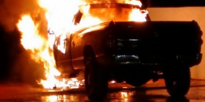 Rolim de Moura -  Caminhonete é tomada pelo fogo no bairro Jardim Tropical