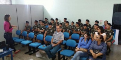 Rolim de Moura - SEMUSA dá 'aula' a Policia Mirim sobre como combater Aedes e vírus da zika