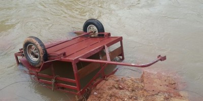 Rolim de Moura -  Homem reconhece carretinha encontrada dentro do rio e diz ter sido vítima de furto