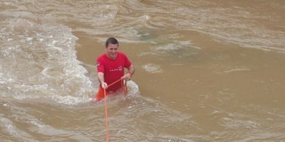 Rolim de Moura - Moradores da linha 180 encontram carretinha de moto dentro de rio e acionam o Corpo de Bombeiros