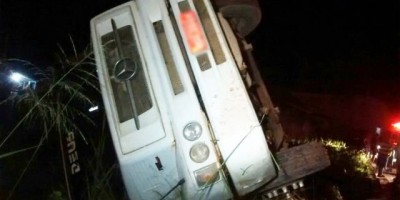 Rolim de Moura – Caminhão carregado de botija de gás cai de ponte sobre o Igarapé da Encrenca