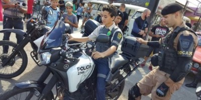 Paraná  - PMs fazem surpresa para adolescente que quer ser policial