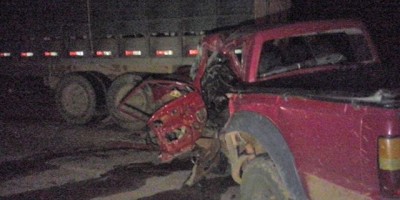 Ji-Paraná - Acidente entre caminhonete e caminhão no cruzamento da BR com o Anel Viário deixa uma vítima morta