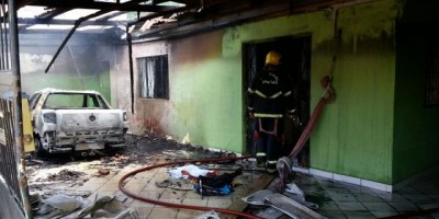Porto Velho - Dupla incendeia carro e casa de acusado de atirar em casal
