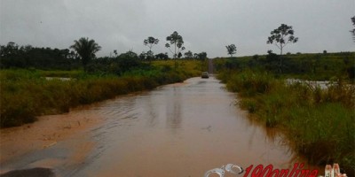 Caminhonete de morador de Alta Floresta roda rio abaixo com a forte correnteza na zona rural, por sorte ninguém se feriu