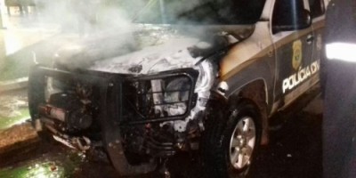 Bandidos tocam fogo em viatura policial no Acre