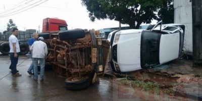 Vilhena - Caminhonetes tombam em colisão no Jardim América
