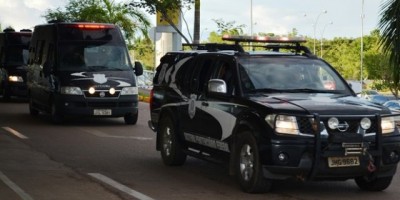 Presos líderes de facção são transferidos do RN e chegam a Rondônia em avião da PF