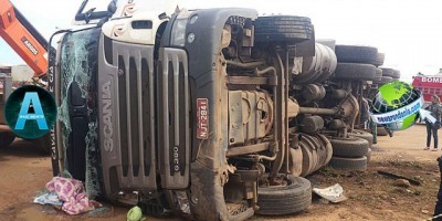 Porto Velho - Condutor sofre mal súbito, tomba carreta na br-364 e fica preso às ferragens 