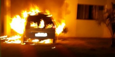 Rolim de Moura -  Fogo destrói veículo e atinge parte de residência no bairro Cidade Alta 