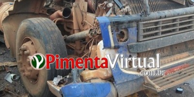 Condutor de carreta sai ileso após se envolver em grave acidente na BR-364