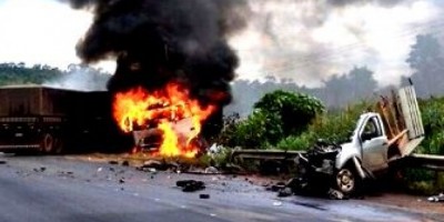 Colisão entre caminhão e camionete mata um na BR-364