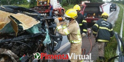 Colisão frontal entre carreta e caminhonete deixa duas vítimas fatais na BR-364 em Pimenta Bueno
