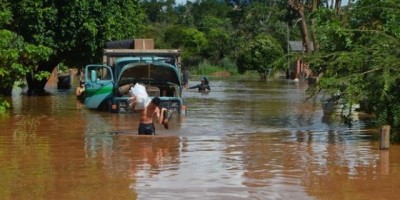 Cheia histórica do Rio Jaru deixa várias famílias desabrigadas
