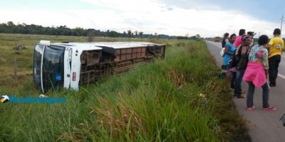 Ônibus da Eucatur tomba na BR-364 próximo a Candeias
