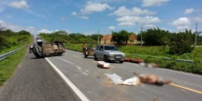 Brasil - Caixões e corpos são arremessados na pista durante acidente
