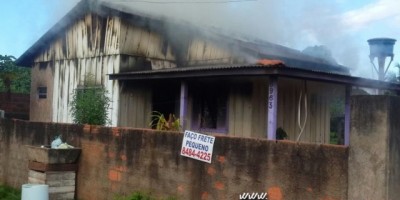 Rolim de Moura -  Fogo atinge residência de madeira no bairro Boa Esperança 
