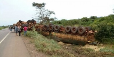 Carreta carregada de soja tomba na BR-364 entre Presidente Médici e Cacoal