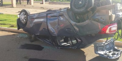 Porto Velho Menor pega carro de cliente e capota no Espaço Alternativo