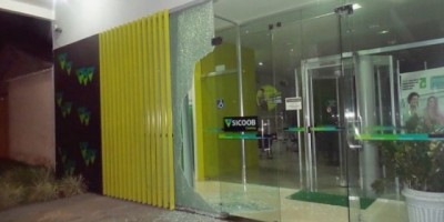 Bandidos tentam estourar caixa eletrônico do SICOOB, em Ouro Preto do Oeste