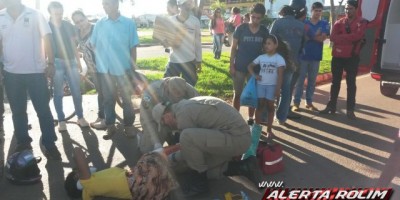 Rolim de Moura -  Passageira de moto fratura perna em acidente de trânsito no cruzamento da Avenida 25 de Agosto com Rua Rio Madeira