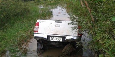 Guajará-Mirim – Hilux é retirada de dentro de igarapé pela Polícia Militar