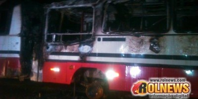 Dois ônibus são incendiados durante a madrugada desta quinta-feira em Cacoal