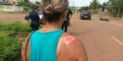 Rolim de Moura -  Colisão traseira envolvendo carro e moto deixa mulher ferida 