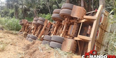 Acidente entre dois caminhões na BR 364 deixa uma vítima fatal e duas gravemente feridas, em Ji-Paraná