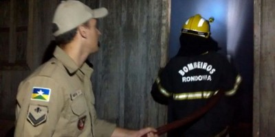 Rolim de Moura - Corpo de Bombeiros atua em incêndio no bairro Olímpico