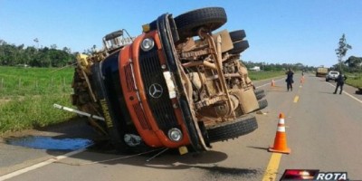 São Miguel do Guaporé - Caminhão tomba na BR 429 carregado de madeira e condutor foge do local