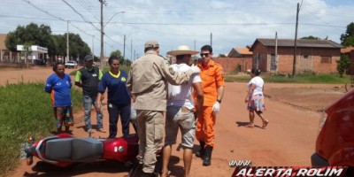 Rolim de Moura -  Colisão entre moto e bicicleta resulta em duas pessoas feridas 