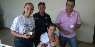 Rolim de Moura – Polícia Militar e DETRAN visitam hospital e homenageiam as mães