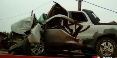 São Miguel do Guaporé - Veículo fura bloqueio policial e para depois de colidir frontalmente com a pilastra de ponte na BR 429