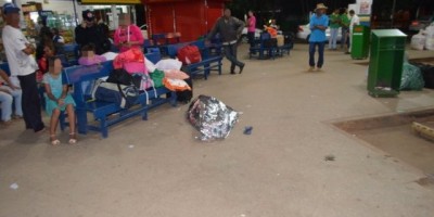 Idoso morre dentro de ônibus ; Corpo é retirado e deixado no chão da rodoviária