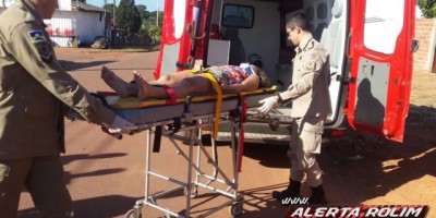 Rolim de Moura - Mulher sofre queda de moto após passar sobre quebra-molas 