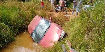 Rolim de Moura – Condutor perde controle de veículo ao passar sobre buraco e cai dentro de um córrego na Linha 172