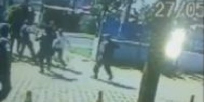 Ouro Preto -  Homem com facão invade quertal da PM e é alvejado com tiro de bala de borracha - Vídeo