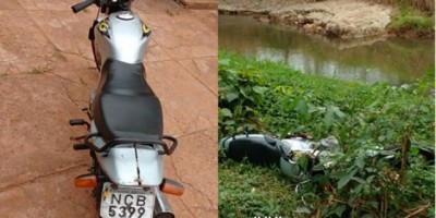 Rolim de Moura - Motocicleta furtada é encontrada abandonada em matagal